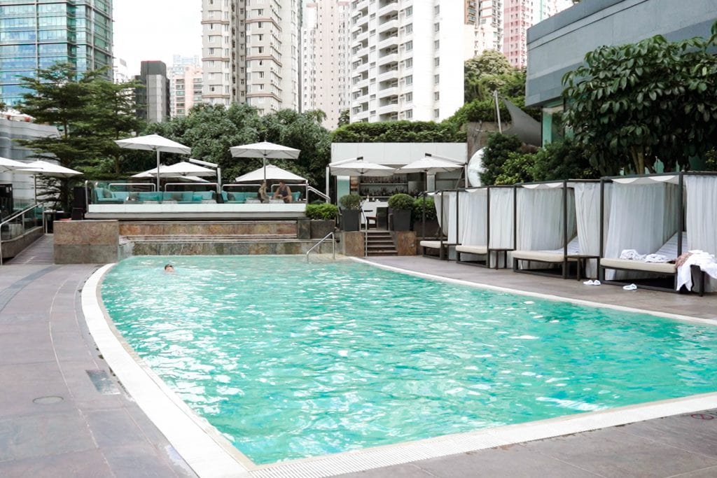 Conrad-港麗酒店-swimming-pool-泳池