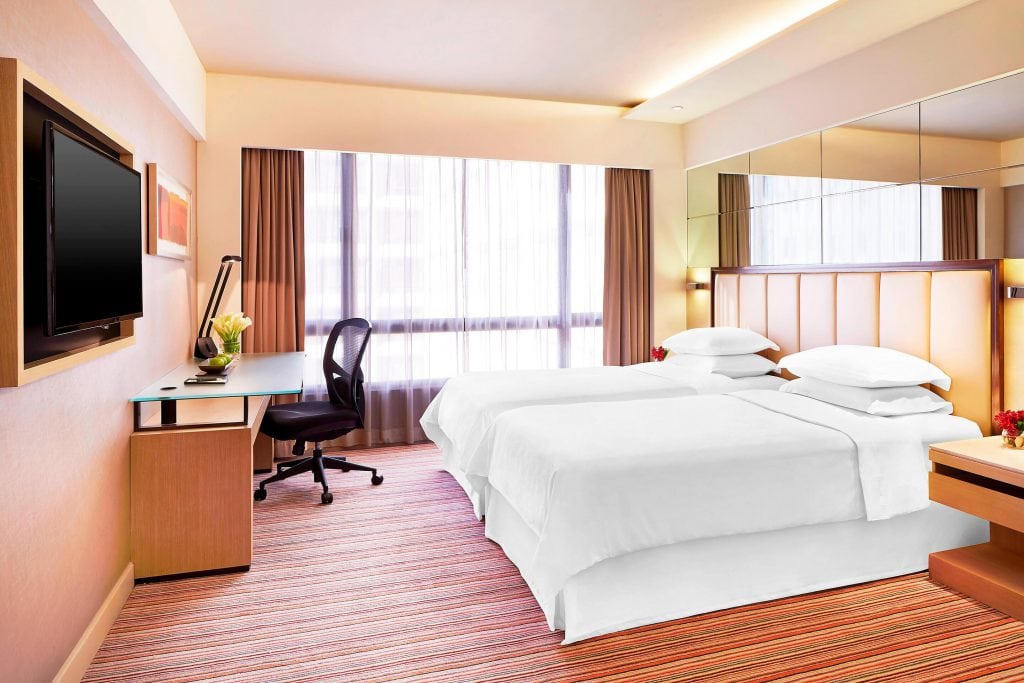香港喜來登酒店Sheraton Hong Kong Hotel & Towers_豪華客房Deluxe Room.jpeg
